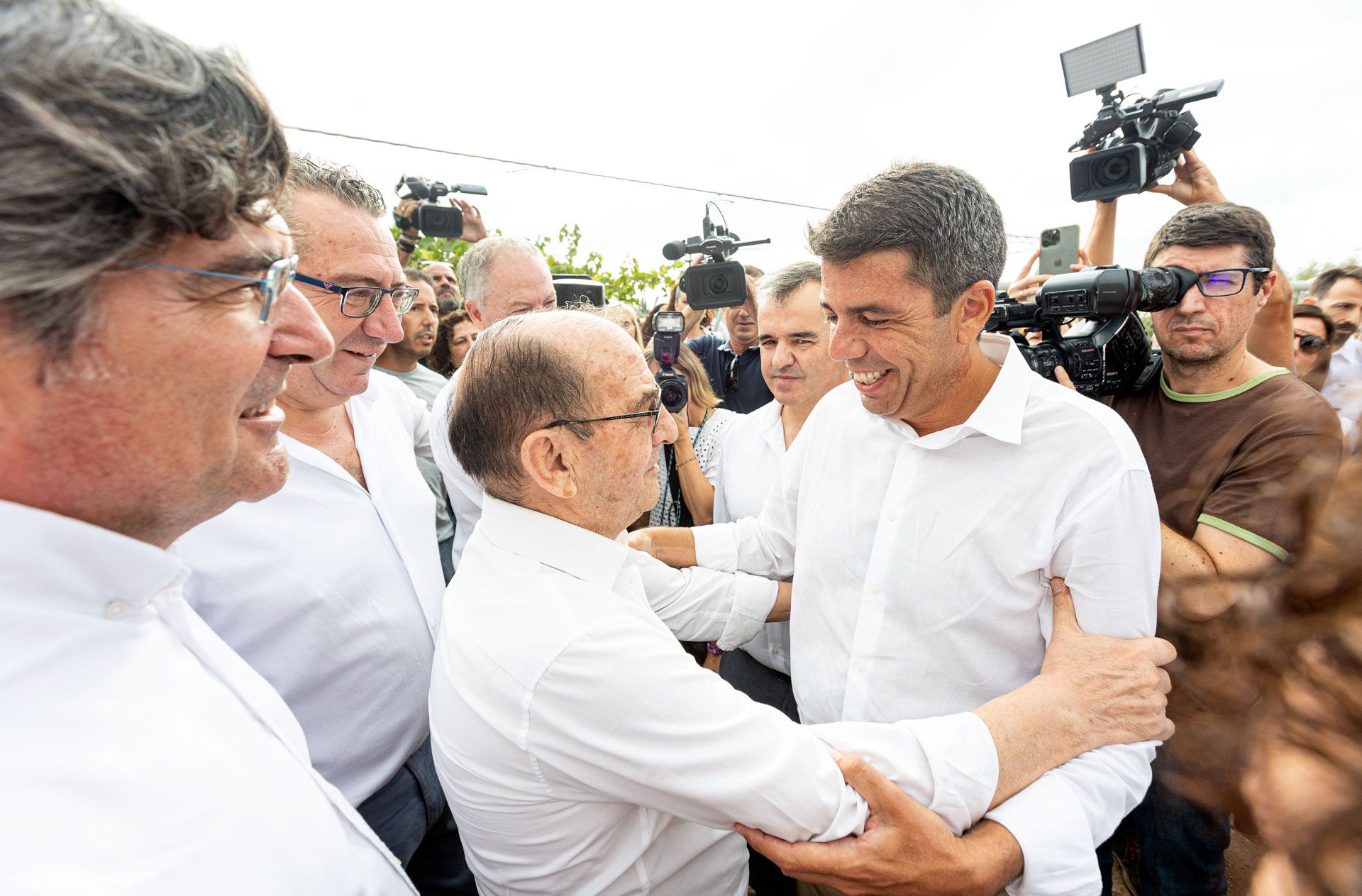 Mazón y Pérez participan en el primer corte de "Uva  de Mesa Embolsada del Vinalopó"