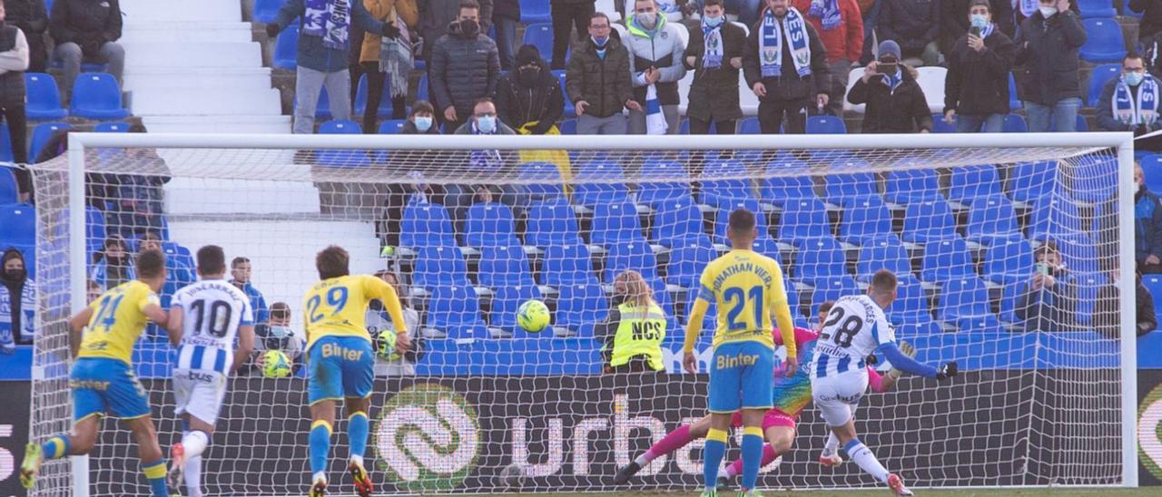 Borja Garcés marca desde el punto de penalti el segundo gol del Leganés, mientras Raúl Fernández se lanza hacia el otro lado. | | LOF
