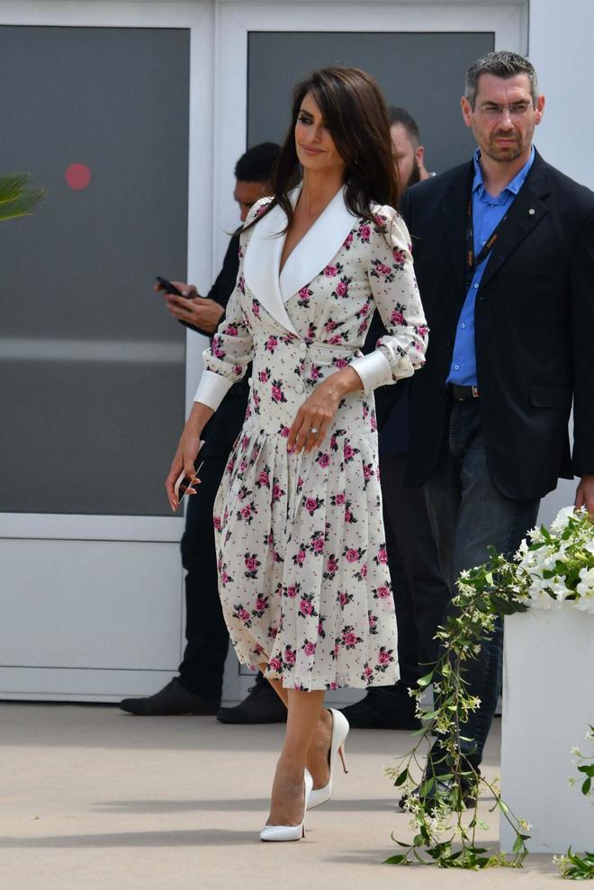 Penélope Cruz con vestido estampado de Alessandra Rich