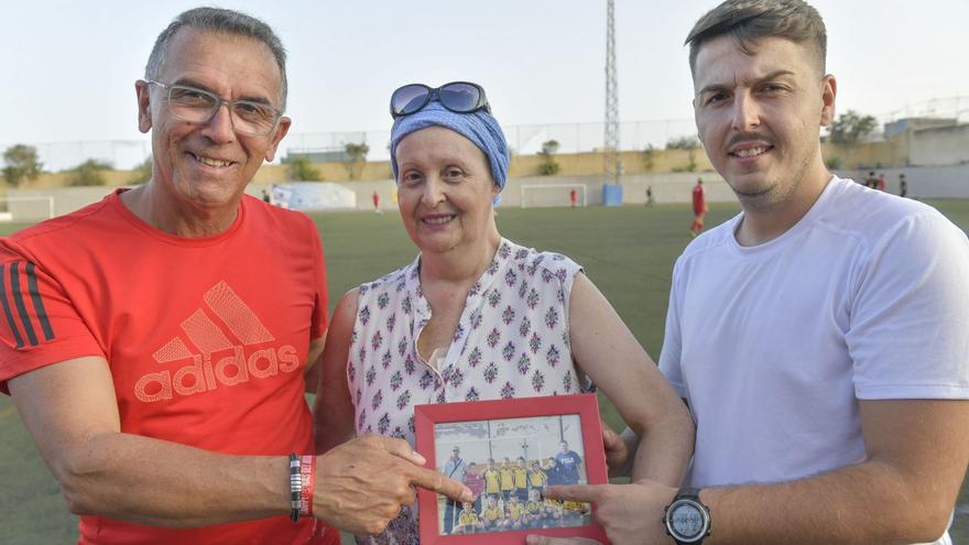 Juan Rodríguez, padre de Misa, Ángela Hernández, presidenta del CD Yoñé La Garita y Christian Granado, técnico de la cadena, señalan a la campeona del mundo en una formación en categoría Benjamín. | | JUAN CASTRO