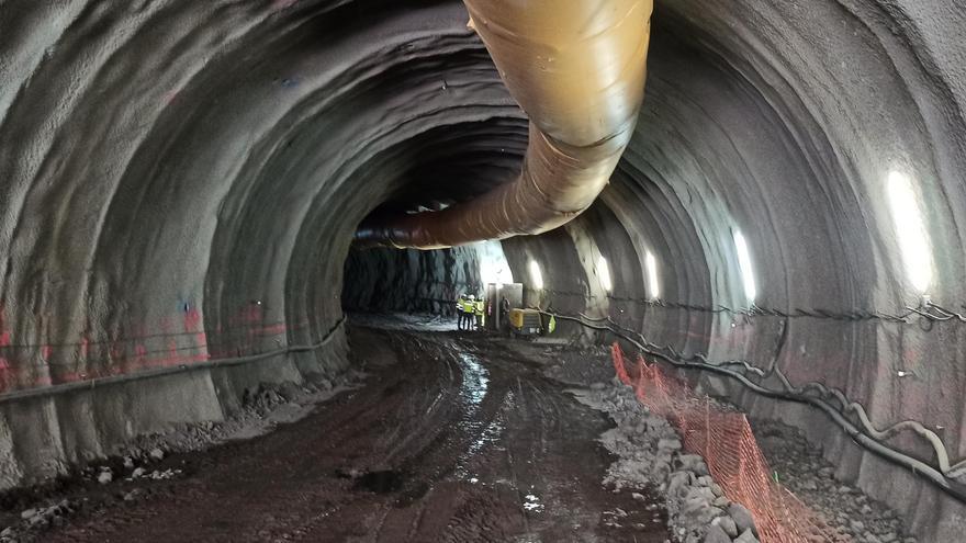 Excavación del túnel de acceso principal a la caverna.