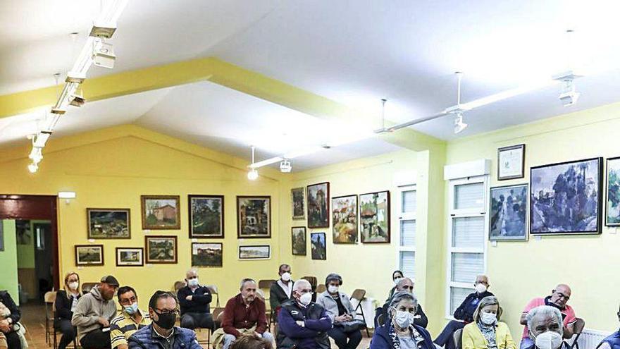 Los asistentes a la reunión de la zona rural, ayer en Roces.