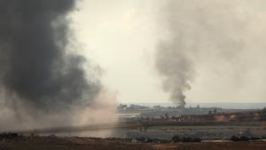 Columnas de humo tras una explosión por un ataque aéreo israelí en el norte de la Franja de Gaza, el 18 de noviembre.