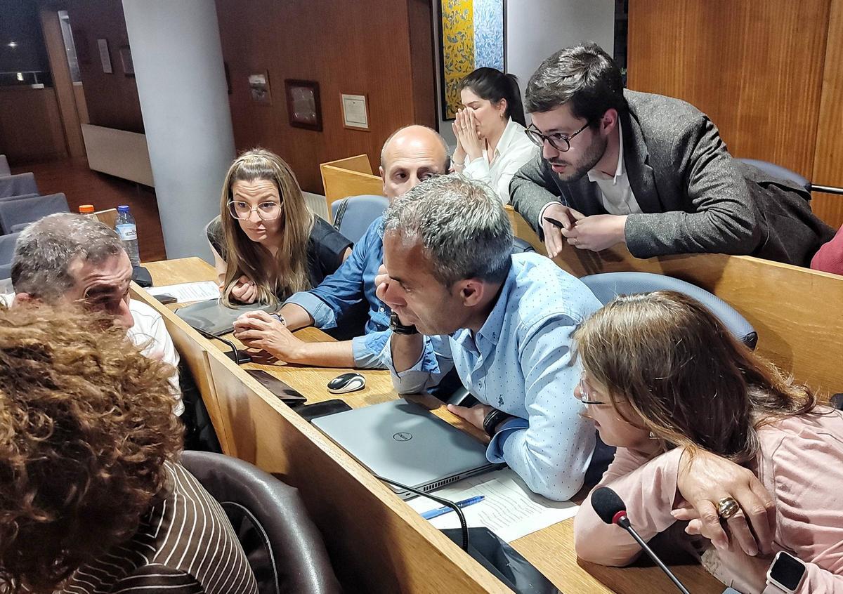 Los concejales del PP reunidos en sus asientos tras exigir la alcaldesa a la edil Isabel Figueiras que abandonara el pleno