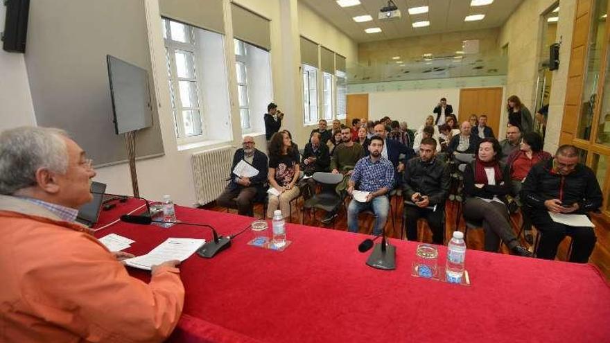 César Mosquera en la reunión de ayer con los Concellos. // G.Santos