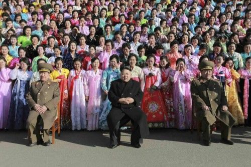 El líder norcoreano Kim Jong Un posa durante una sesión de fotos con los participantes de la Segunda Reunión de las Familias Ejemplares del Ejército