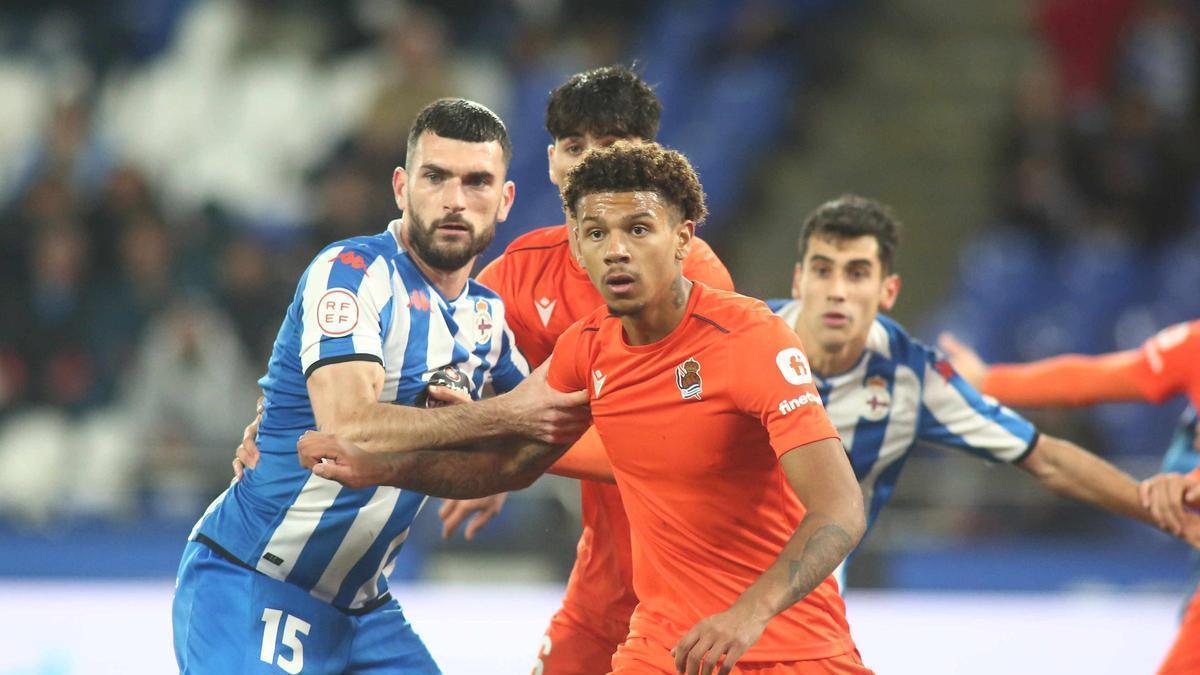 Pablo Vázquez en acción ante la Real Sociedad B