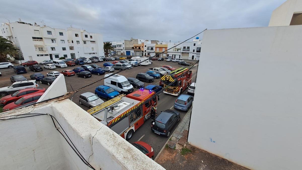 Bomberos del Consorcio de Seguridad y Emergencias de Lanzarote acuden al incendio registrado en una vivienda en la calle Ciudad Real, en el barrio de Titerroy, en Arrecife el pasado sábado