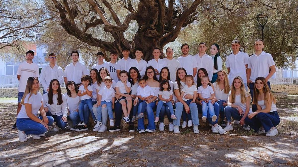 Foto de grup de la comissió festera de Xeresa en les festes patronals de 2023.