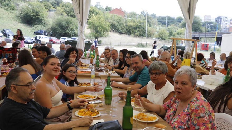 Miembros de la asociación de Pando disfrutando de su ración de arroz en compañía de amigos y familiares.