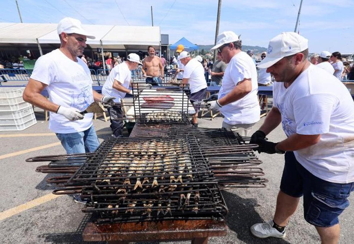 Dos participantes, con sus platos, y la cola detrás. | GUSTAVO SANTOS
