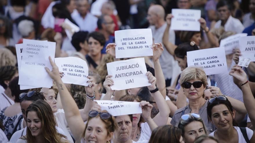 Hunderte Zimmermädchen demonstrieren in Palma