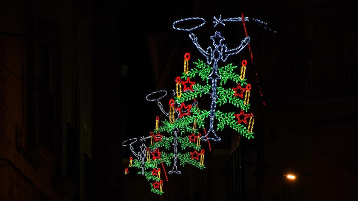 Imatge en detall de la llum “El Quixot” situada al Carrer Besalú (2023), de A. Reynal.