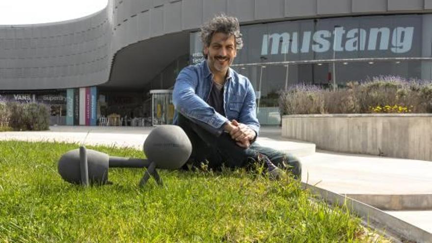 Aurelio Ayela, con la pieza que diseñará en grandes dimensiones a la entrada de Mustang .