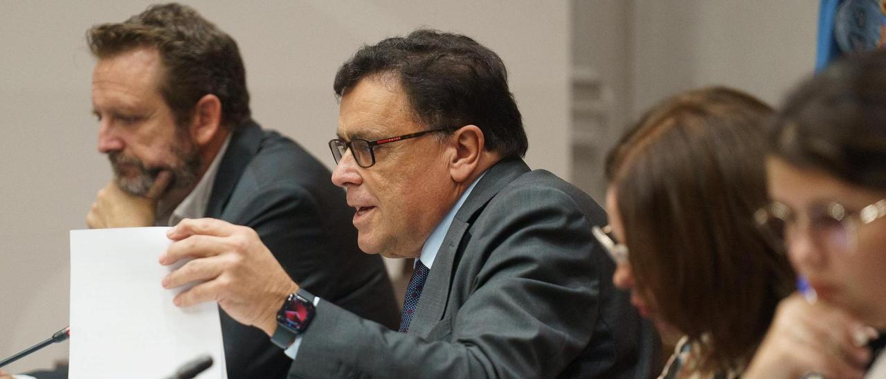 El consejero de Política Territorial, Manuel Miranda, durante su comparecencia en el Parlamento.