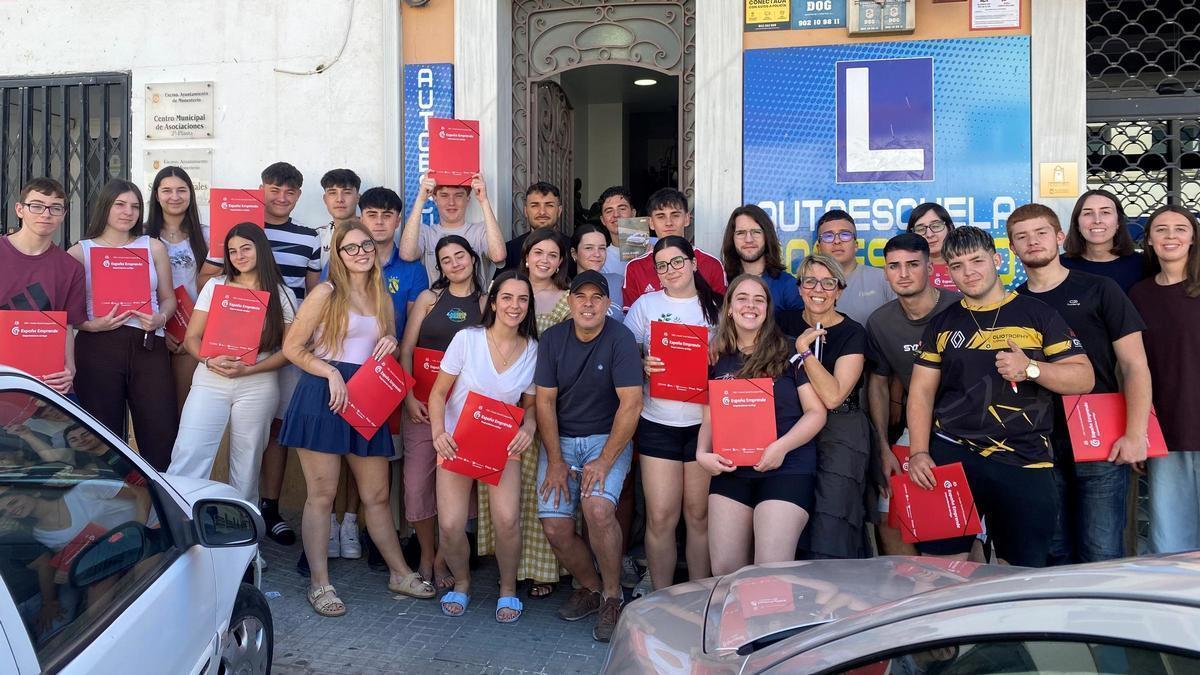 Alumnado, profesores, alcaldesa y representante de la Cámara de Comercio