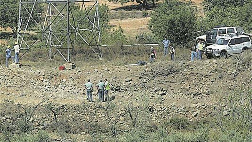 Los agentes policiales inspeccionan la zona en la que explosionó el vehículo en les Coves.