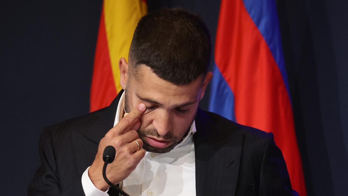 El defensa Jordi Alba emocionat durant el seu discurs de comiat