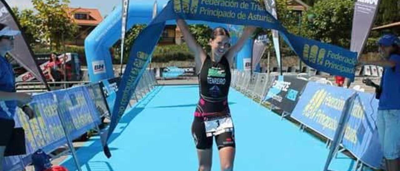 Beatriz Tenreiro, en Ribadesella, tras ganar el Campeonato de Asturias de media distancia.
