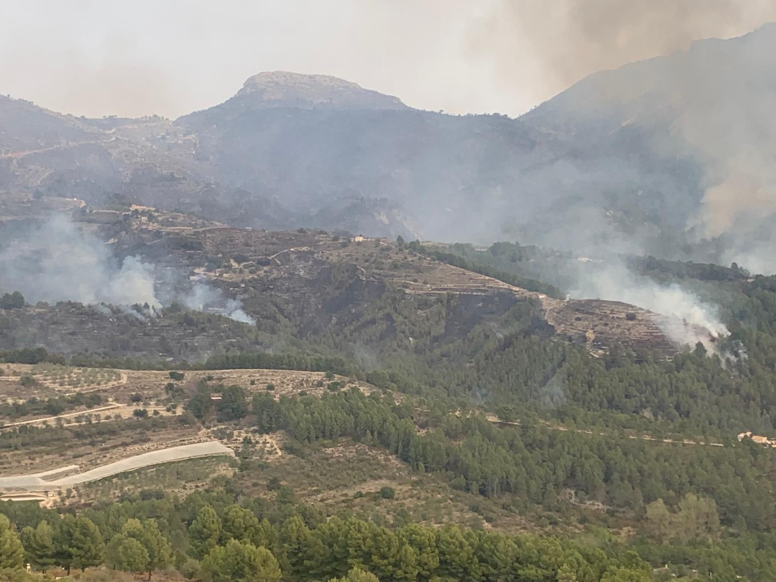 El incendio de Tàrbena, desde el aire (imágenes)