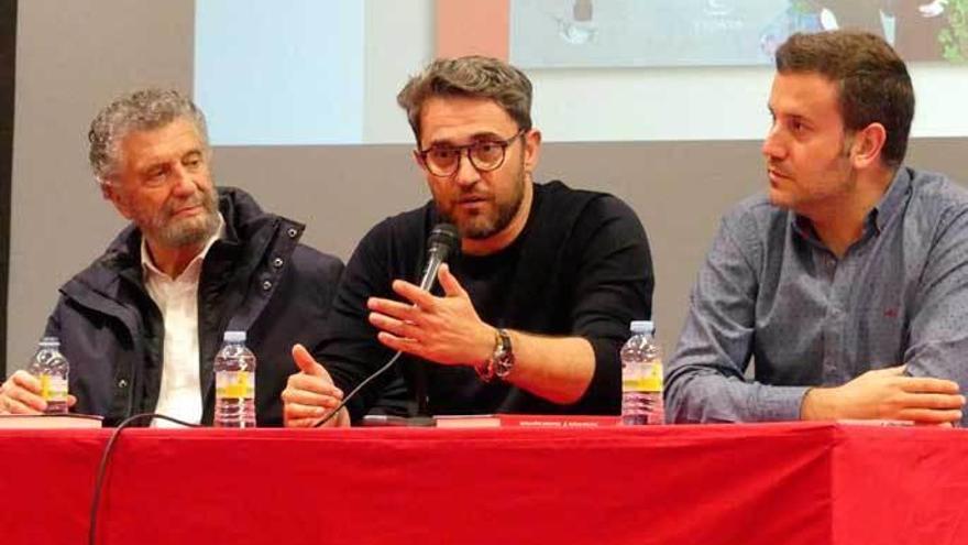 El alcalde, Ignacio García Palacios; Màxim Huerta, y el concejal Gonzalo Asenjo, durante la presentación.