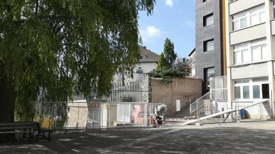 Vista general del pati de l&#039;institut Pere Borrell de Puigcerdà, tancat parcialment per les obres