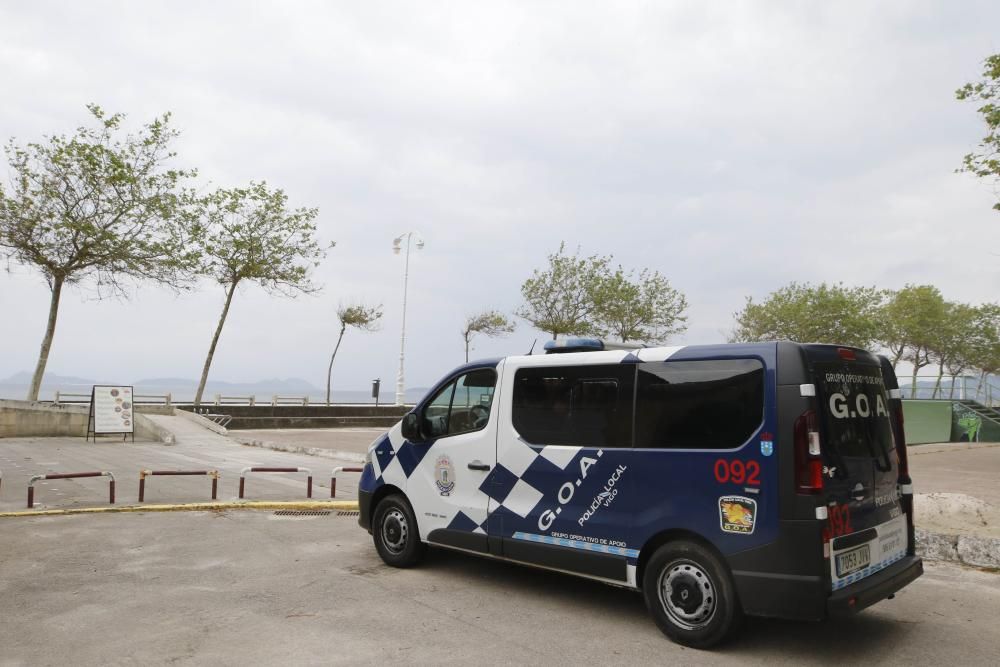 Los menores salen a la calle con juguetes, pelotas, patinetes, peluches y mascarillas después de 42 días de confinamiento - Los padres celebran el final del largo encierro en sus casas.