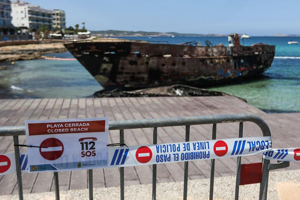 Limpieza de los restos de los barcos quemados.