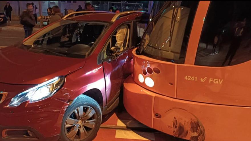 Imagen del accidente entre un coche y un tranvía en Alicante.