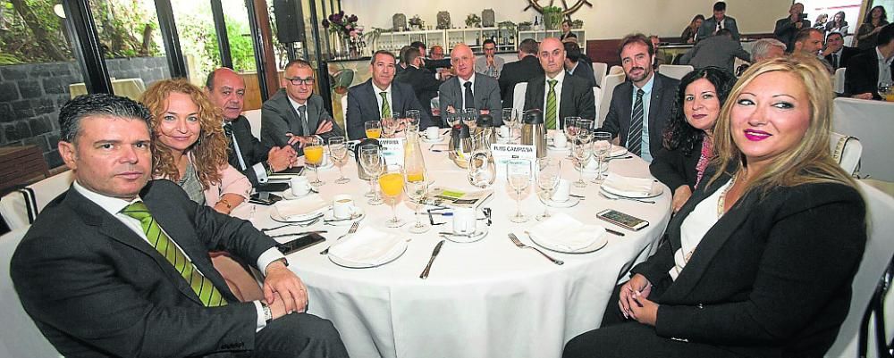 Los gestores pyme de Bankia Antonio David García y Raquel Teruel; el director de oficina Enrique Tabernero; el director del centro de empresas de Elche, José María Tomás; el director de oficina José Antonio Ibáñez; Enrique Sáez, de Global Omnium; el director del centro de empresas de Bankia en Elda, Raúl Coloma; su homólogo de Alicante, Francisco Santos; y Emi Ortiz y María del Mar Valera, de APEHA.