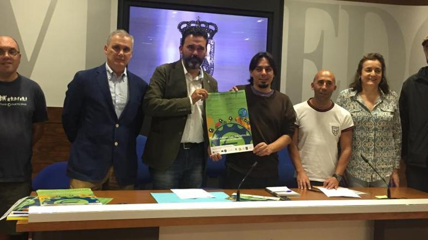 Ricardo Fernández e Ignacio Fernández del Páramo sostienen el cartel de la Semana Europea de la Movilidad durante su presentación, esta mañana. Con ellos, representantes de las organizaciones que colaboran en ella.