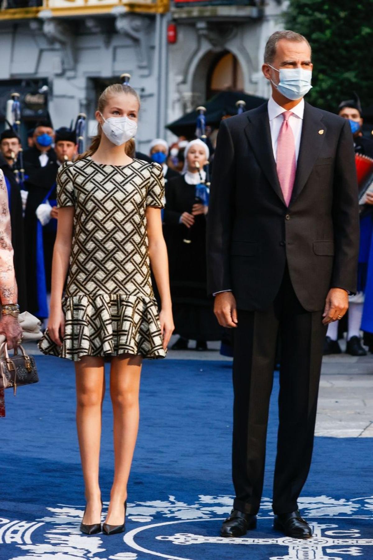 La princesa Leonor y el Rey Felipe VI en la ceremonia de entrega de los Premios Princesa de Asturias 2021