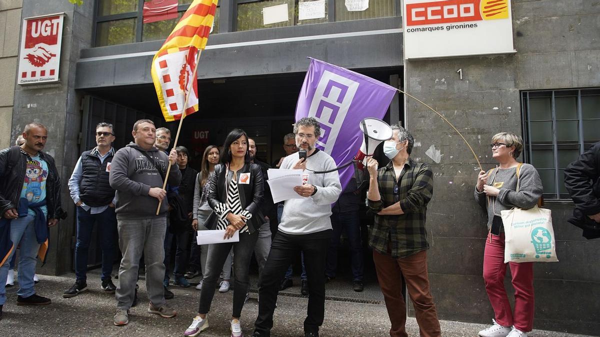 Membres d’UGT i CCOO davant les seus dels sindicats a Girona per reivindicar el Dia de la Salut al Treball.  | MARC MARTÍ