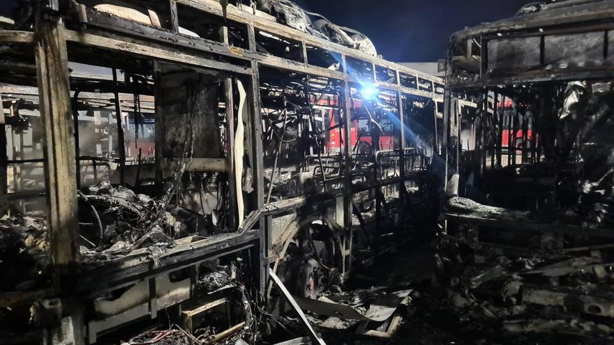 Incendio en València: el fuego devora al menos una docena de autobuses de la EMT