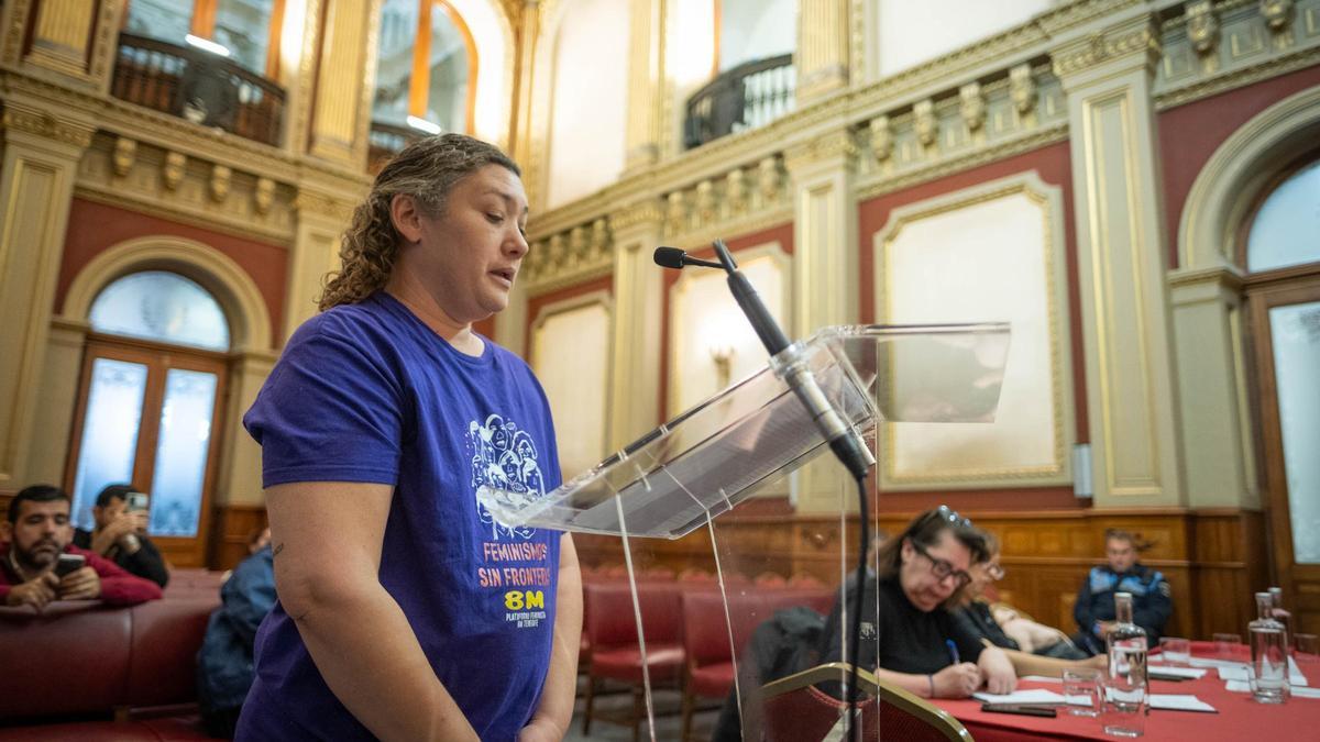 Intervención en el pleno del Ayuntamiento de Santa Cruz de una de las trabajadoras del servicio de Ayuda a Domicilio.