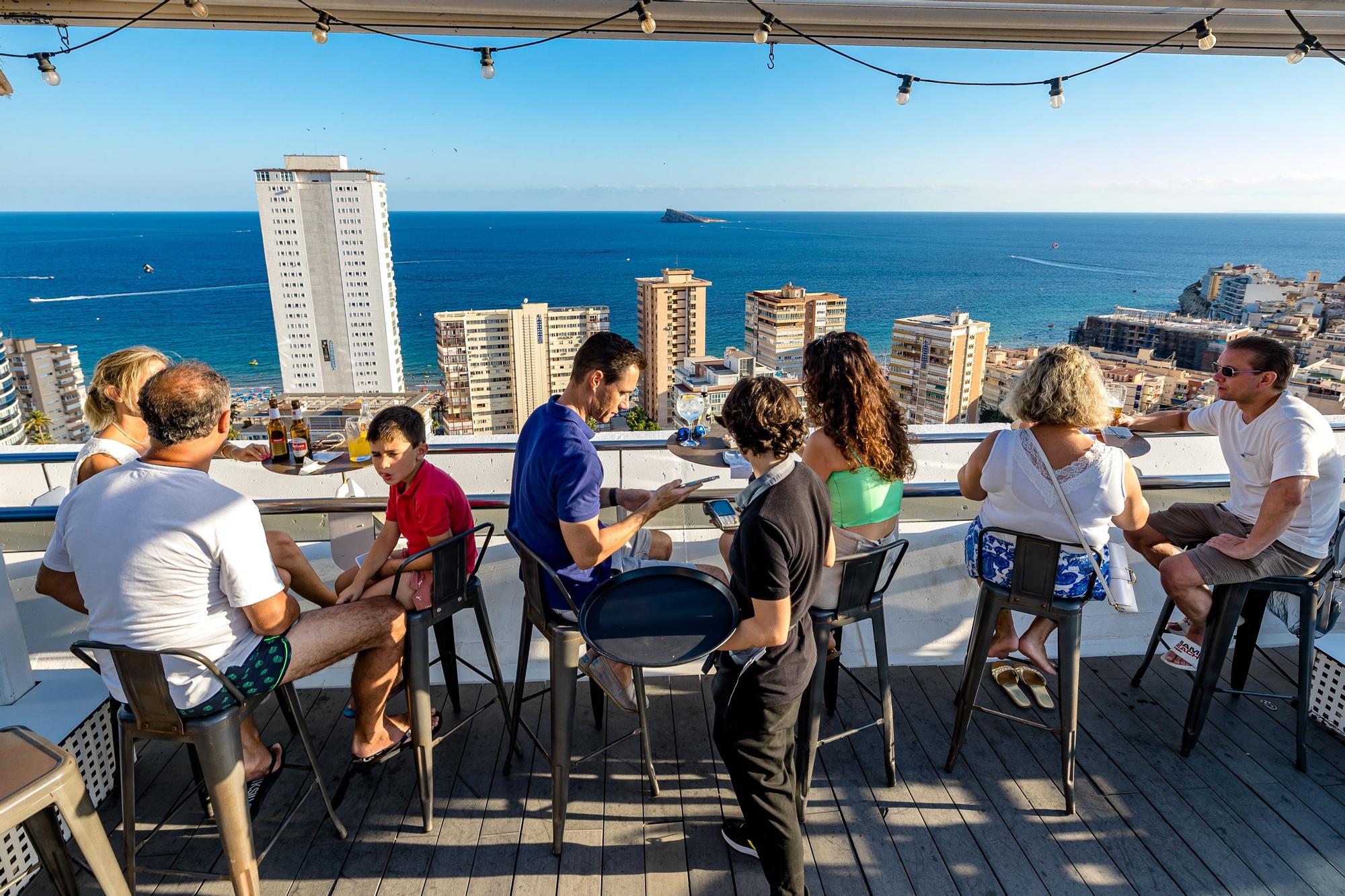 Las "rooftop" se han convertido en uno de los reclamos de los hoteles de la ciudad con bares, tanto para clientes como visitantes, o piscinas