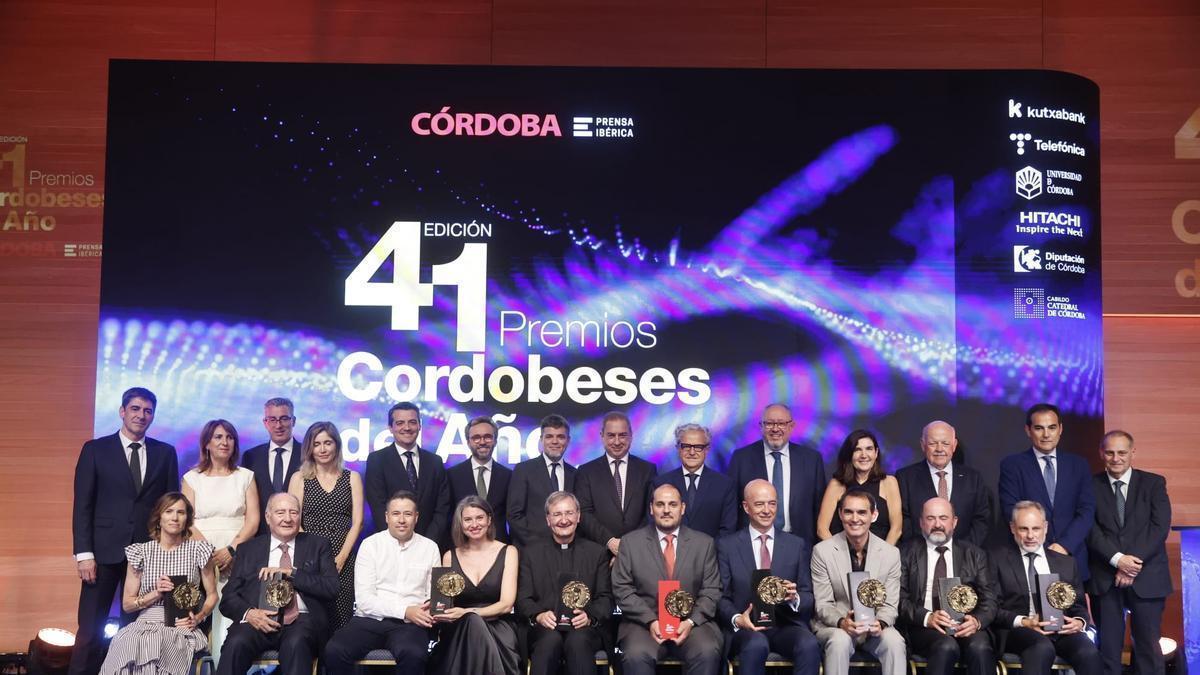 Foto de familia con premiados y autoridades de la 41ª gala de Cordobeses del Año.