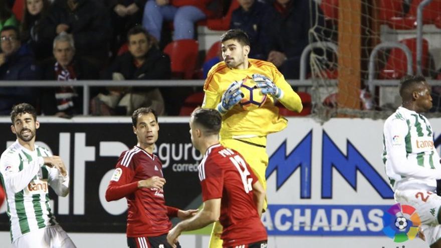 Roberto Gutiérrez atrapa un balón durante el Mirandés-Córdoba CF de la temporada 2016-17, en Anduva (1-1).