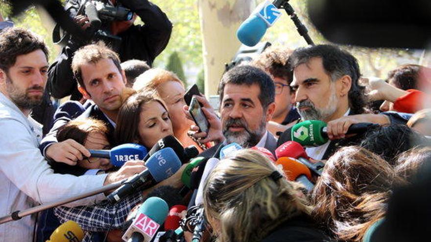 Jordi Sànchez atenent els mitjans de comunicació