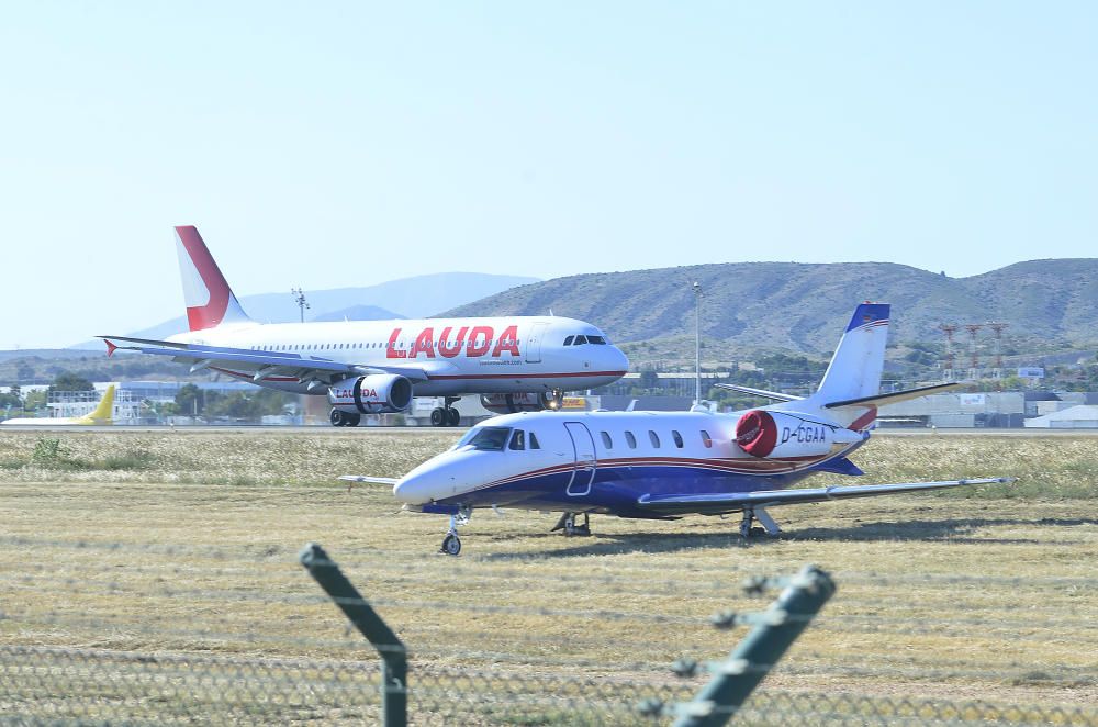 El aeropuerto estuvo inoperativo durante casi cuatro horas tras salirse de la pista un jet privado por un problema al aterrizar, posiblemente un reventón