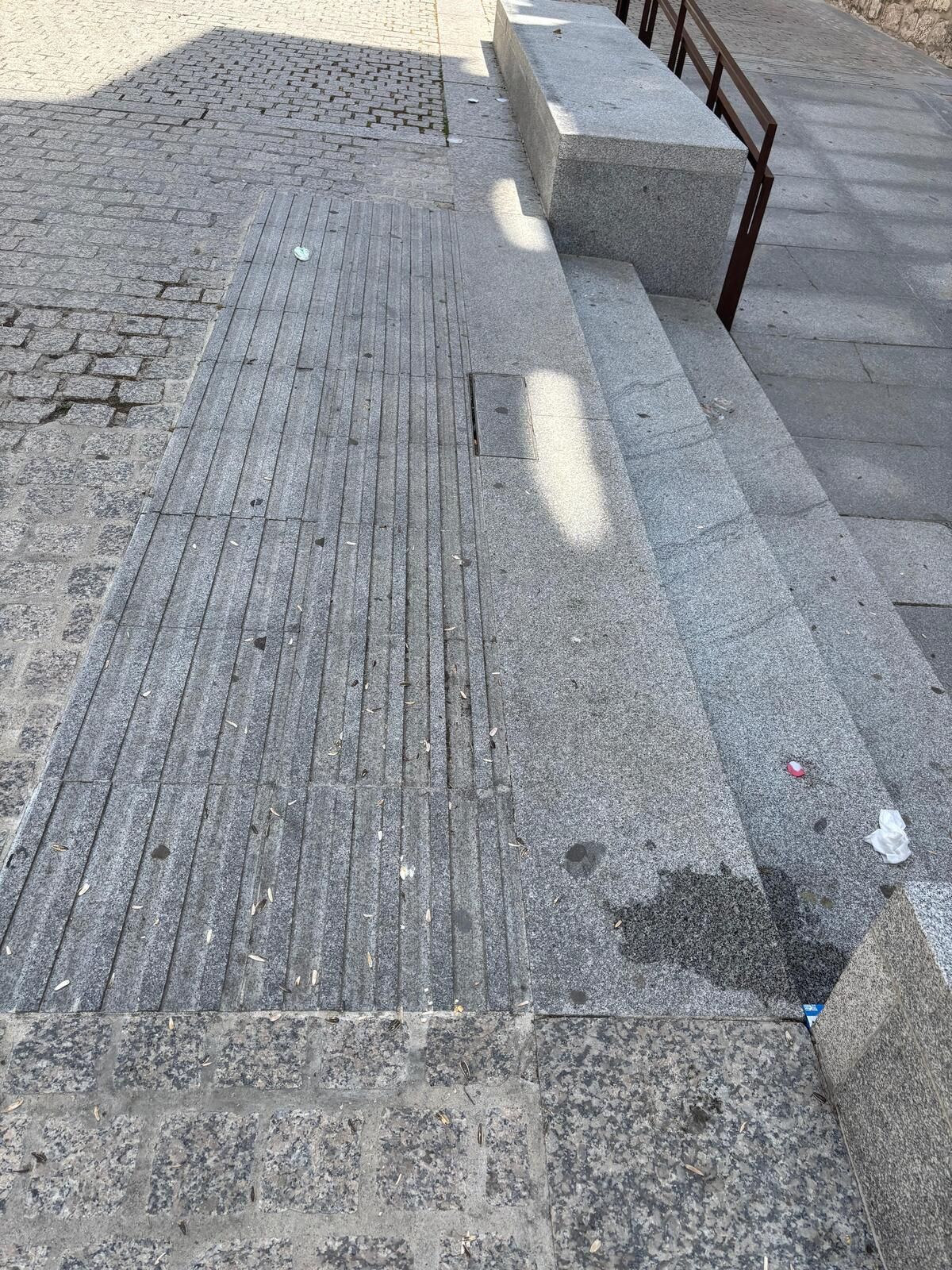 Pipas en la Plaza de San Diego: la presencia de tanto estudiante hace mella en la limpieza de Alcalá