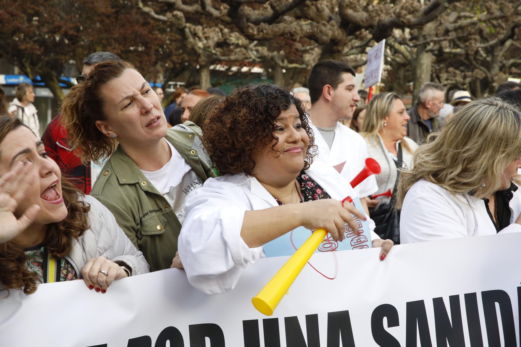 En imágenes: Los sanitarios se manifiestan en Gijón al grito de "no queremos más dinero, queremos mejores condiciones laborales"