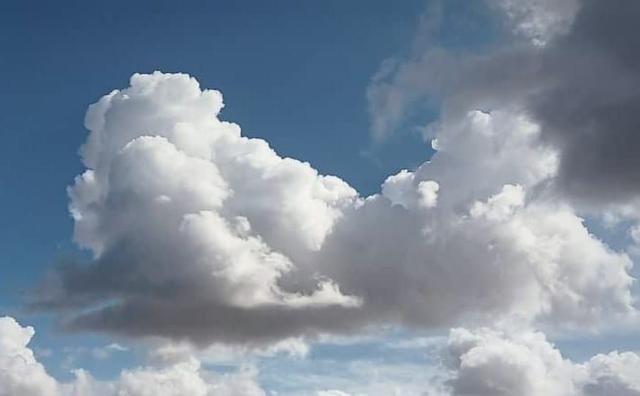 "El día está despejado, hay unas nubes blancas que parecen algodón y que va cambiando de forma".