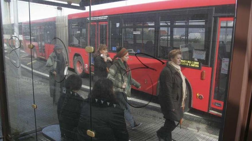 Un bus urbano de A Coruña, en una parada de A Pasaxe.