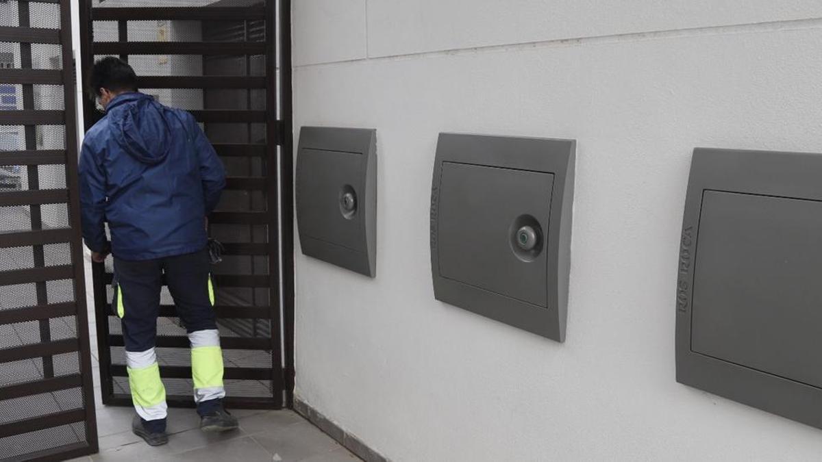 Instalaciones para la recogida neumática de la basura en una de las urbanizaciones de Córdoba que cuentan con esta infraestructura.