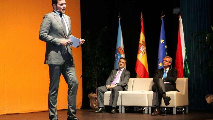 López, durante su intervención, seguido por Rueda y Eduardo Díaz. // Bernabé/Luismy