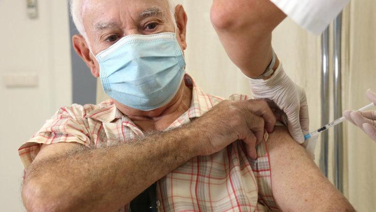 Un hombre se vacuna con doble dosis de gripe y covid en el CAP de Llefià, en una imagen de archivo.