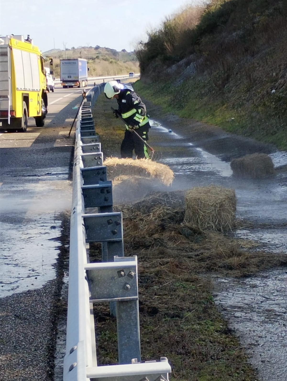 La intervención de Bomberos de Asturias en la autovía, retirando fardos de paja
