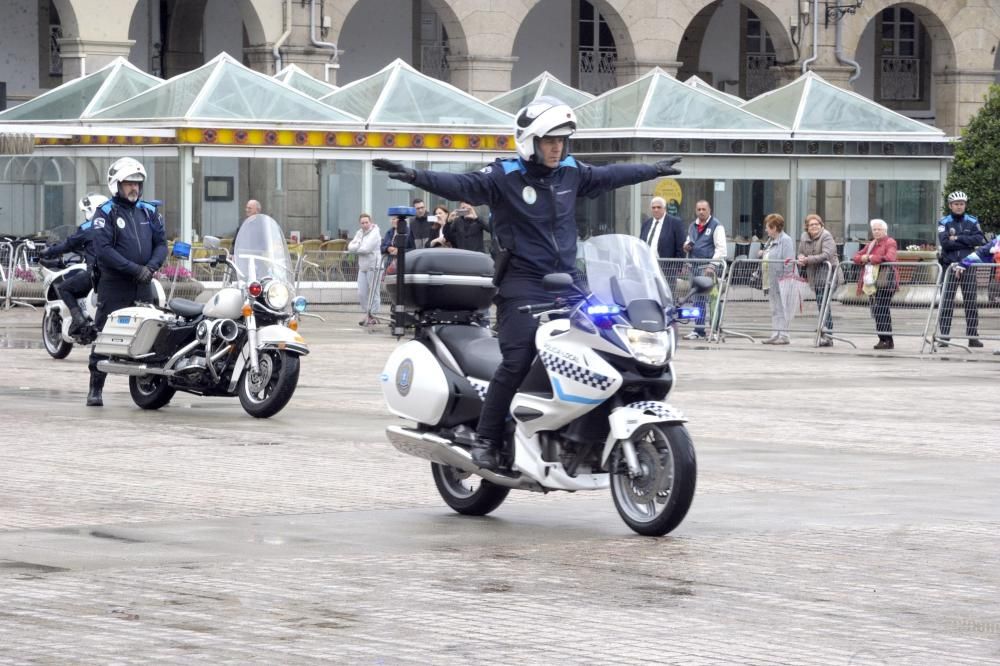 26 agentes reciben la medalla de permanencia por sus 30 años de servicio, funcionarios del cuerpo jubilados durante el 2016 fueron condecorados y otros 6, medalla a la trayectoria profesional ejemplar