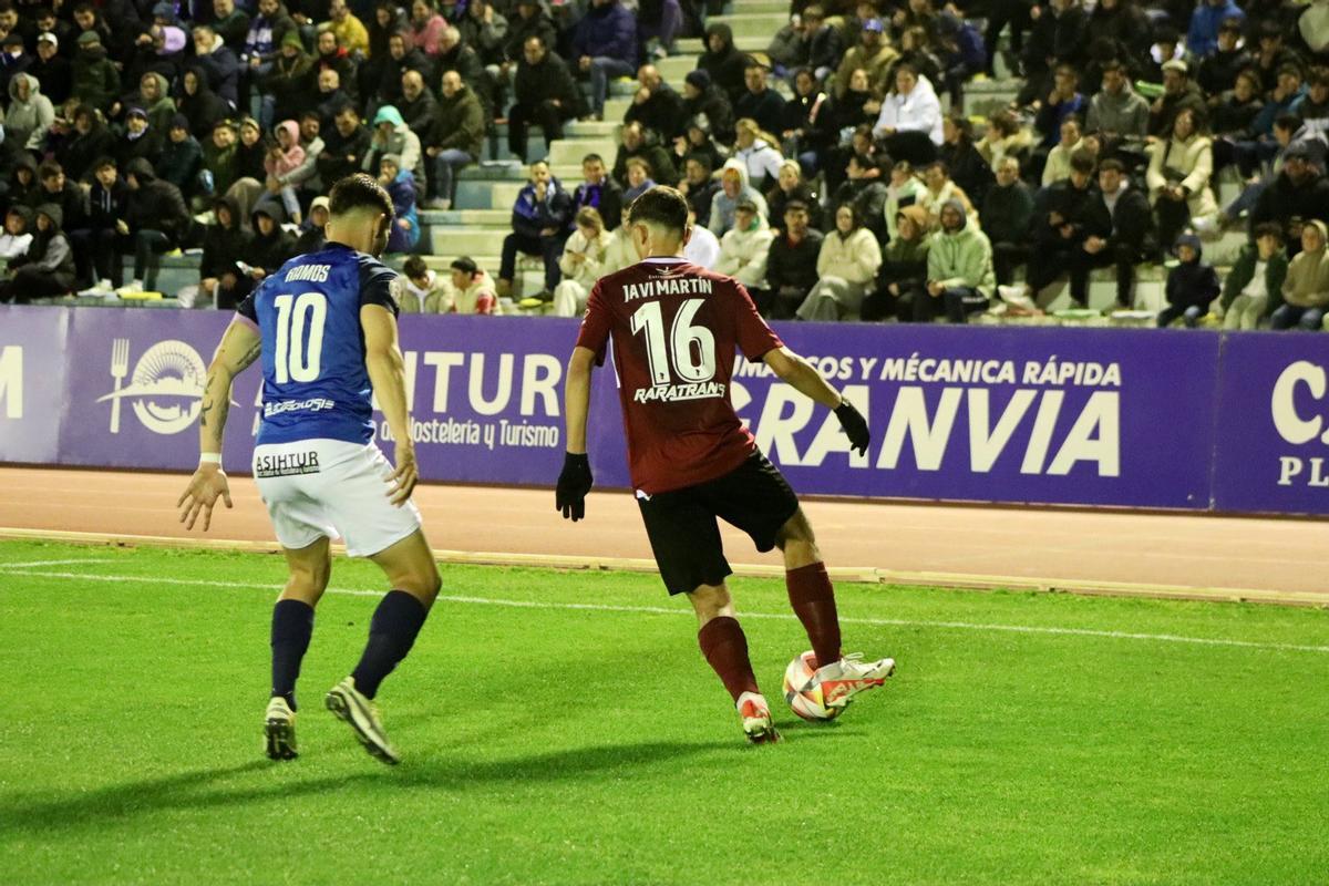 Javi Martín, con el balón, presionado por un jugador del San Fernando.